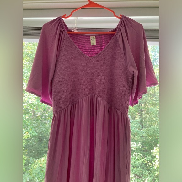 Kate Quinn Bamboo Women’s Flutter Sleeve Smocked Midi Dress in Vibrant Orchid - Picture 2 of 7